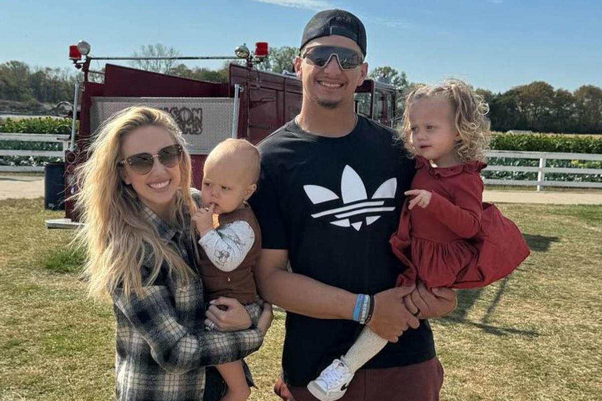 Patrick and Brittany Mahoмes Take Their 2 Kids for Fall Fun at Puмpkin  Patch – See the Pics!