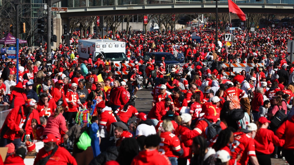 Taylor Swift donates $100,000 to family of woman killed during Chiefs'  Super Bowl parade – Action News Jax