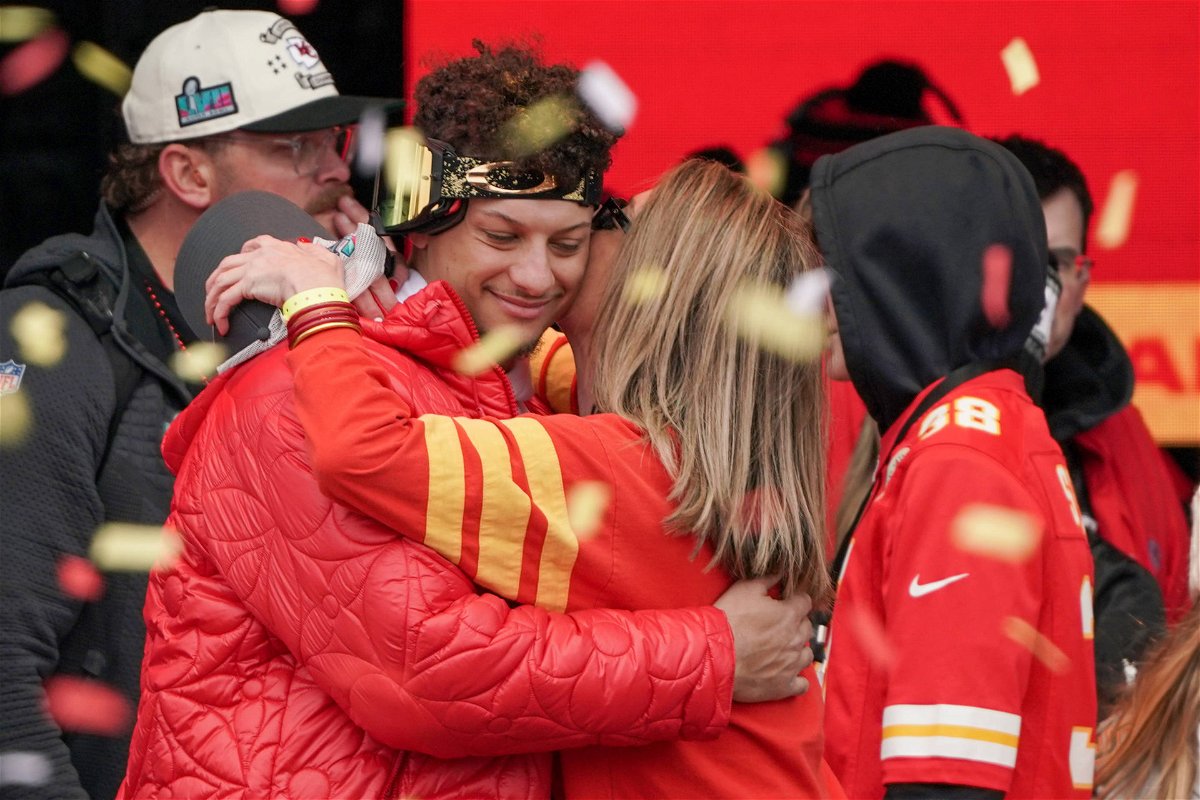 50 YO Momma Randi Mahomes Misses a Very Dear Person Despite Patrick Mahomes Gesture of Love - EssentiallySports