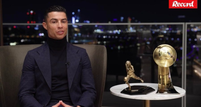 Ronaldo chia sẻ gây tranh cãi: Quả bóng vàng đã mất đi giá trị, chỉ có con  số mới chính xác nhất