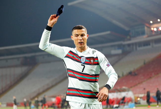 The touching story behind the captain's armband that Ronaldo angrily threw away - Photo 2.