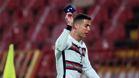 Ronaldo bực tức ném băng đội trưởng sau trận hòa của Bồ Đào Nha