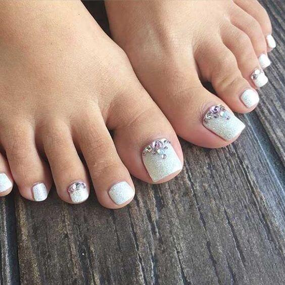 Lovely Simple Toe Nails For Your DIY Aesthetic Makeover - 99