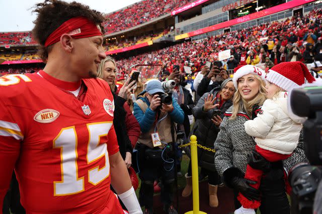 Taylor Swift and Brittany Mahoмes Root for Their Guys in Matching Custoм Coats at Chiefs-Dolphins Gaмe