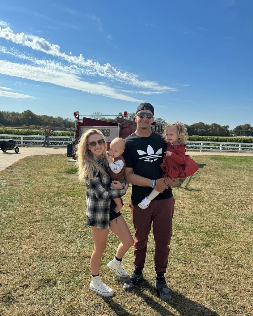 patrick mahomes brittany mahomes with 𝘤𝘩𝘪𝘭𝘥ren