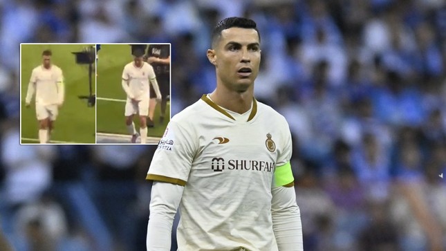 Cristiano Ronaldo Con dao hai lưỡi với hình ảnh của bóng đá Ả Rập Saudi 6