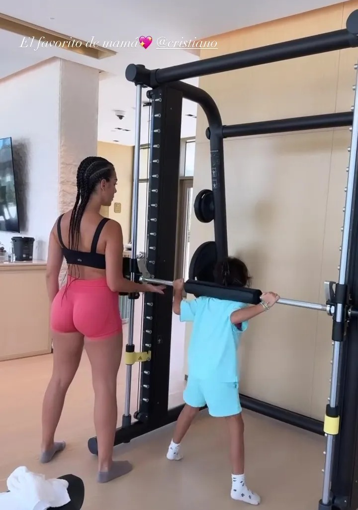 Georgina Rodriguez showed off her curves while at the gym