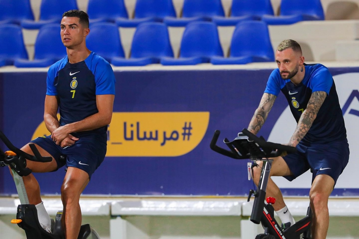 cristiano ronaldo looks like he's preparing for the match in the afc champions league image 1